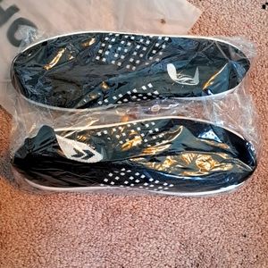 Black and white slip on sneaker with bungee laces. Size 41/9.5